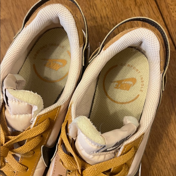 This is a Nike Women's Waffle Debut S9 DH9253-200 - Picture 6 of 8